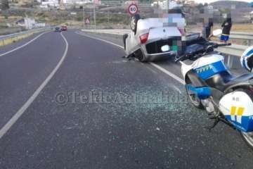 Cuatro heridos en el aparatoso vuelco de un vehículo en la rotonda de Tara-Telde (Foto TA)
